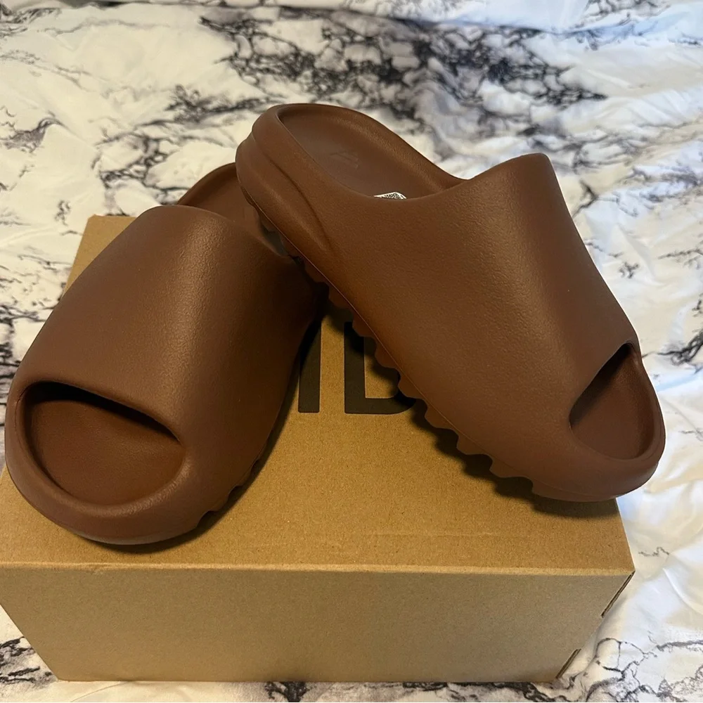 Yeezy Slides - Picture 1 of 4